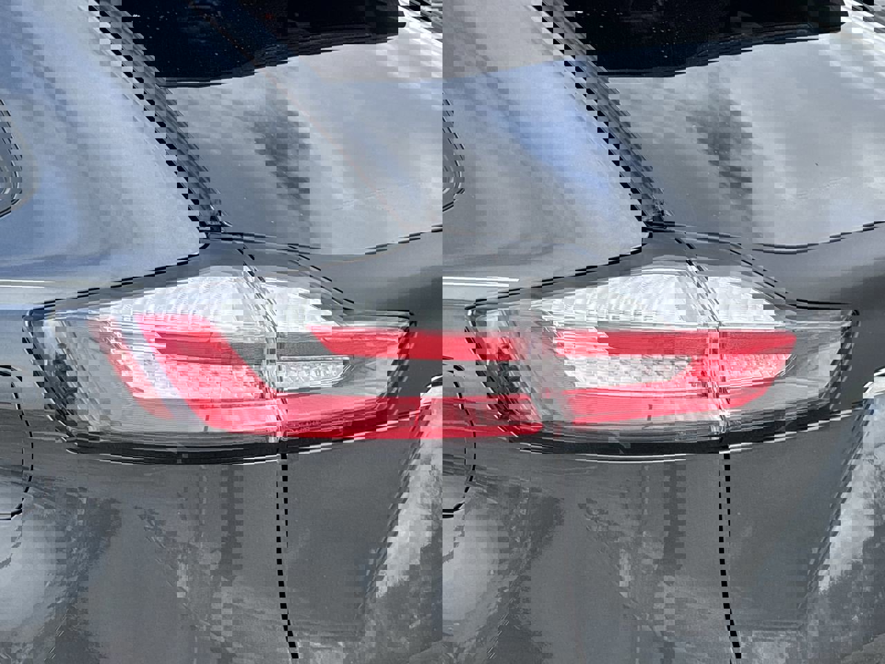 Used 2020 Ford Edge SE image 7