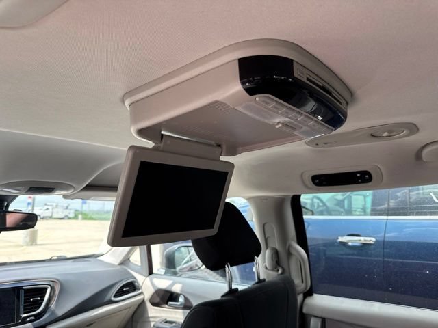 Used 2017 Chrysler Pacifica Touring FWD image 3