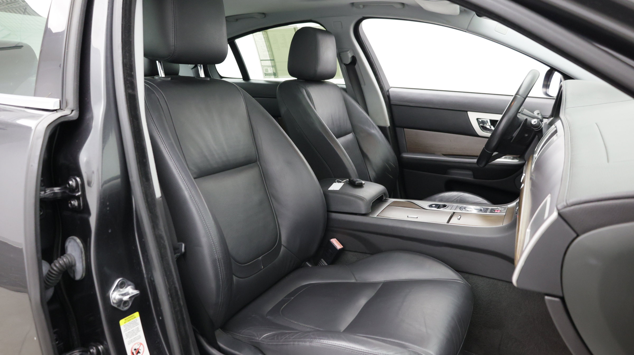 Used 2013 Jaguar XF RWD image 41