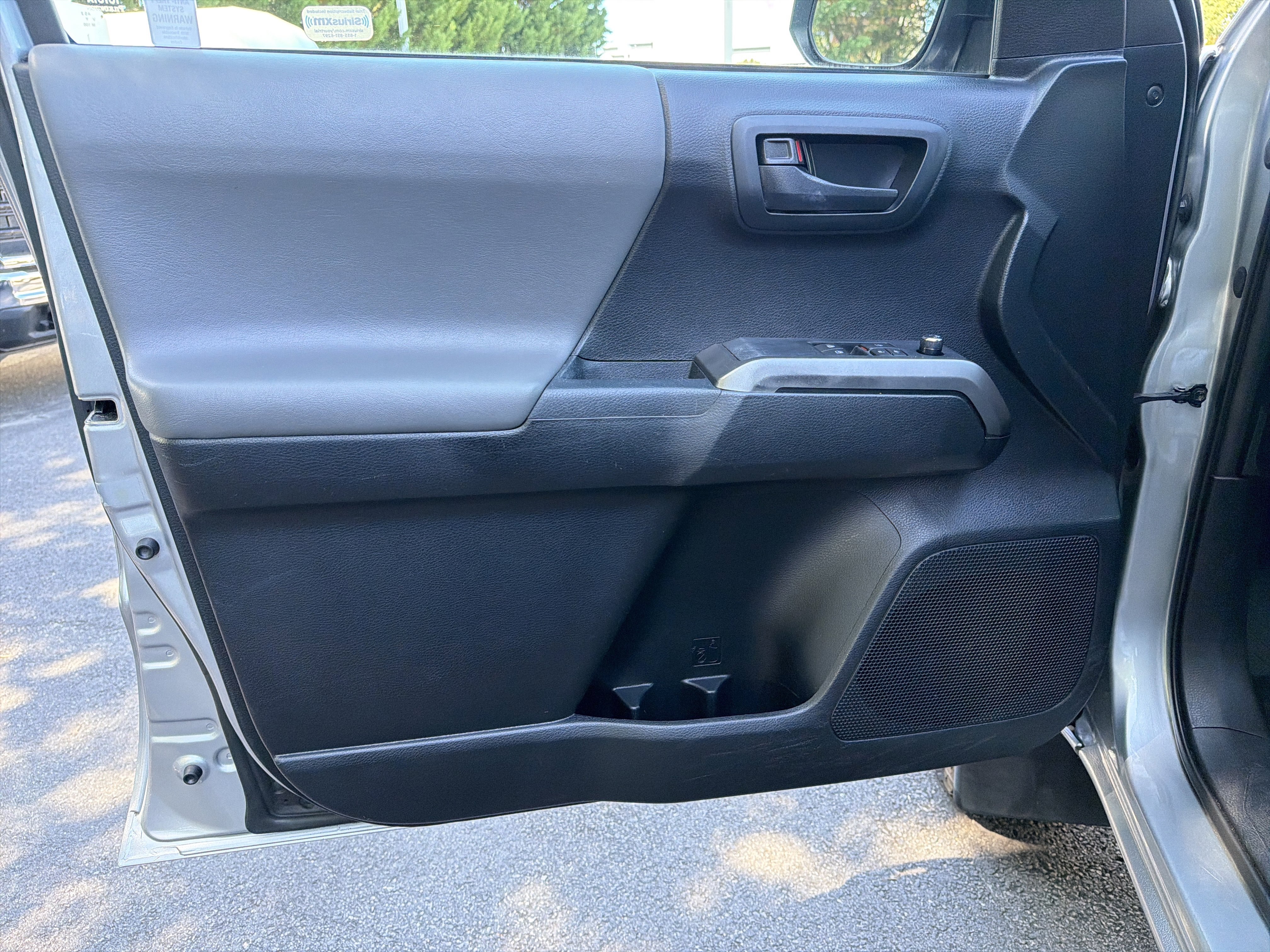 Used 2016 Toyota Tacoma SR5 w/ SR5 Appearance Package (SN) RWD image 14