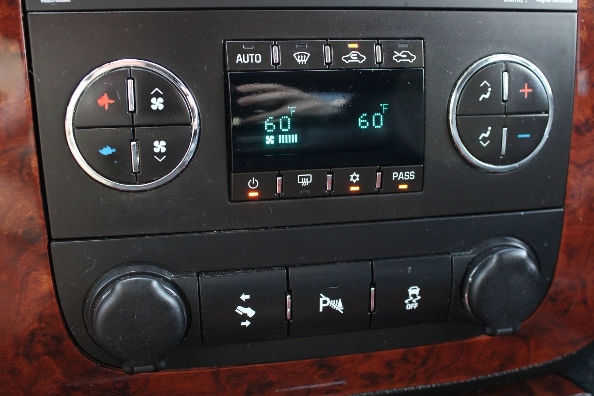 Used 2013 Chevrolet Avalanche LTZ AWD/4WD image 42