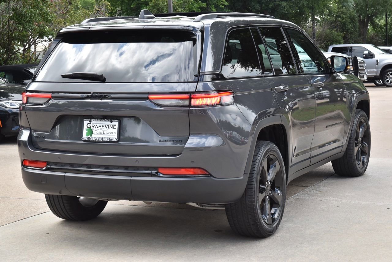 Used 2024 Jeep Grand Cherokee Limited w/ Black Appearance Package AWD/4WD image 8
