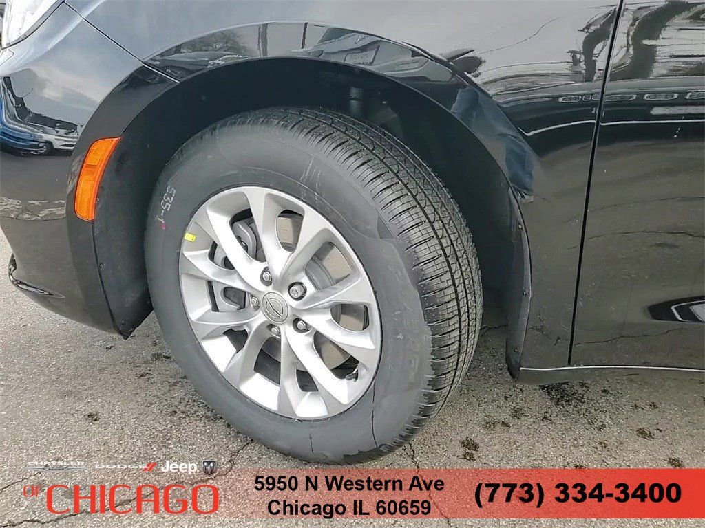 New 2025 Chrysler Pacifica Select AWD/4WD image 9