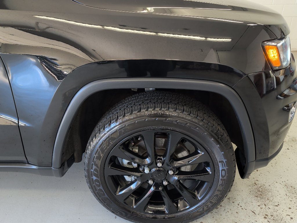 Used 2022 Jeep Grand Cherokee Limited w/ Tech Group AWD/4WD image 3