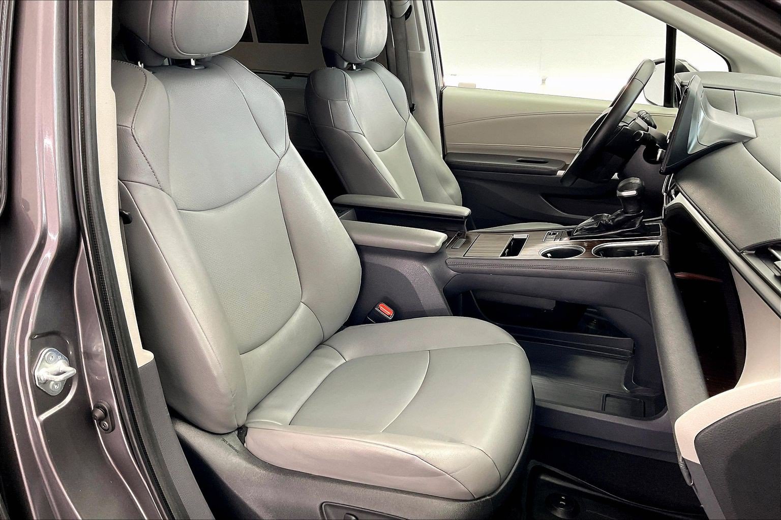 Used 2023 Toyota Sienna XLE FWD image 6