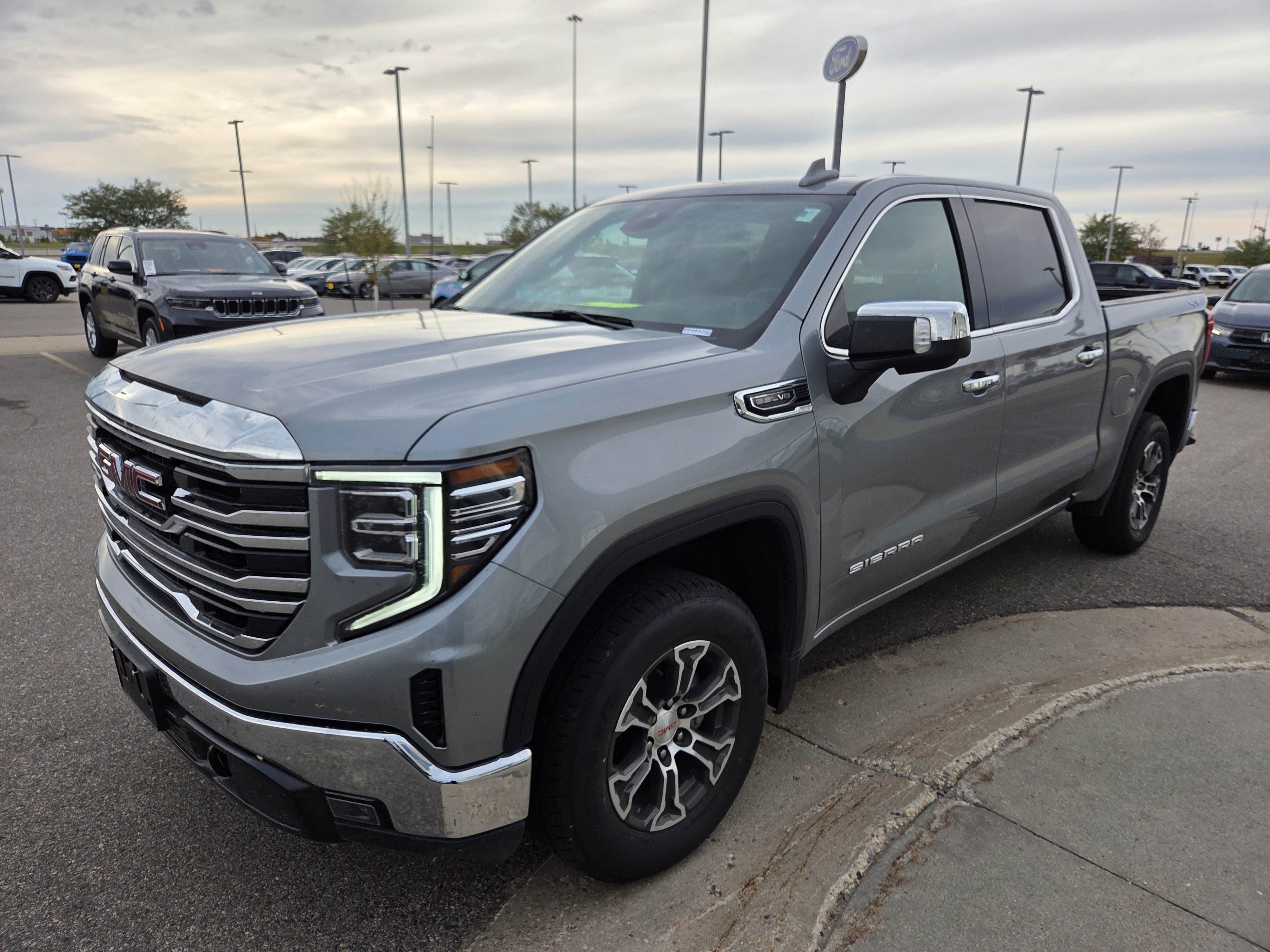 Used 2025 GMC Sierra 1500 SLT AWD/4WD image 3