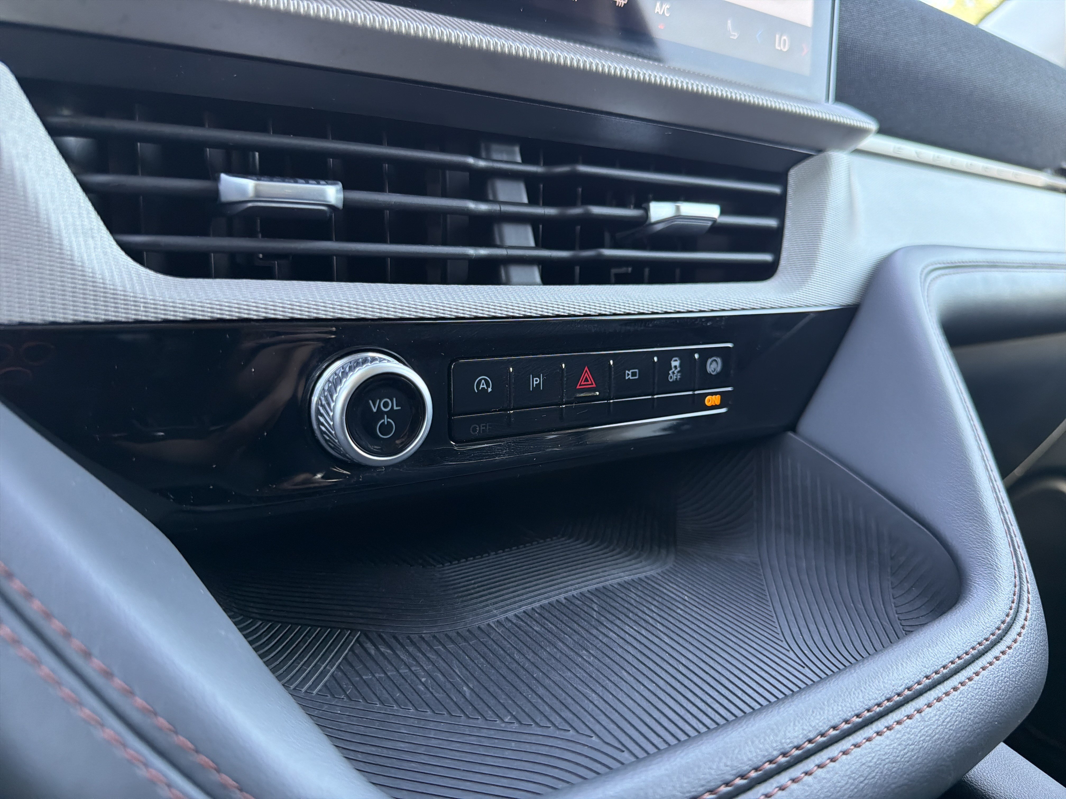 Used 2025 Ford Explorer Active RWD image 7