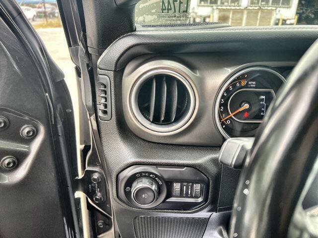Used 2018 Jeep Wrangler Unlimited Sahara AWD/4WD image 17