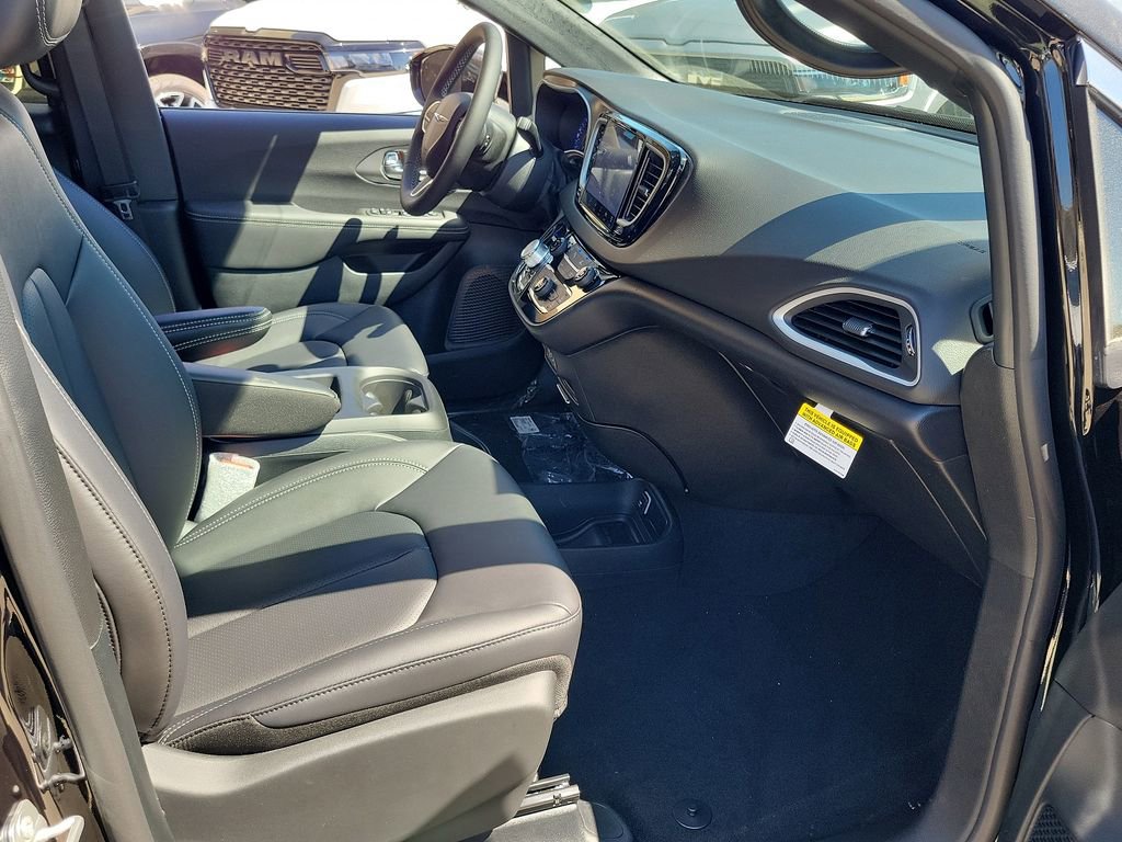 New 2025 Chrysler Voyager LX image 10