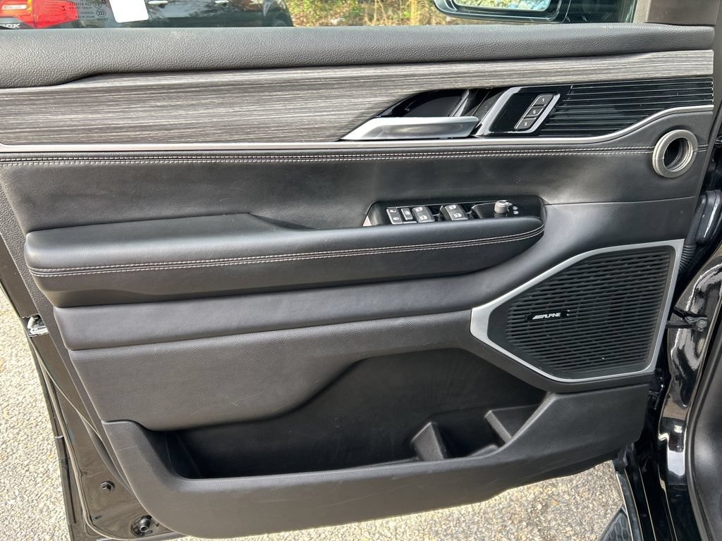 Used 2024 Jeep Wagoneer L Series II w/ Flexible Seating Group AWD/4WD image 18