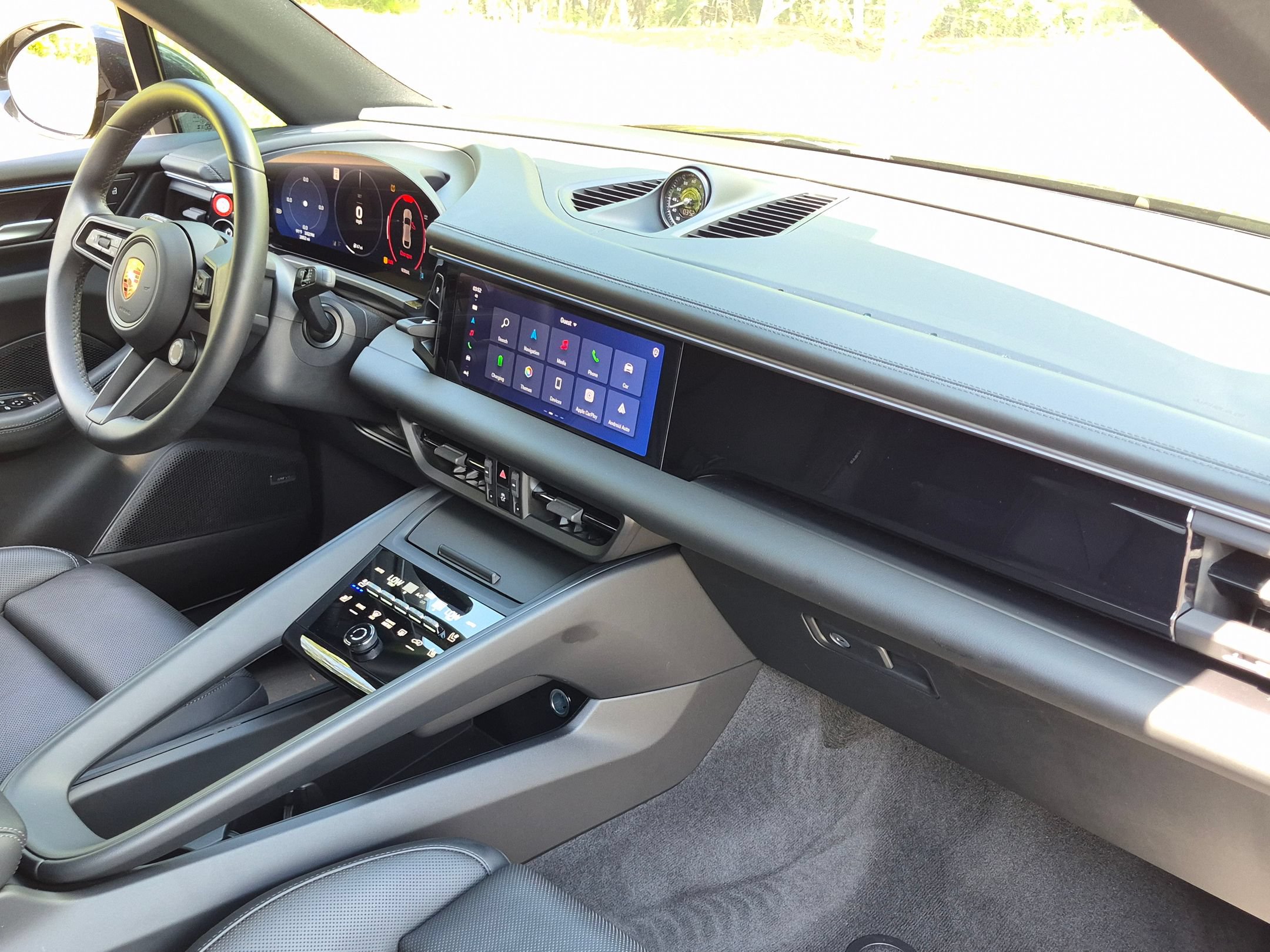 Certified 2025 Porsche Macan 4 Electric AWD/4WD image 29