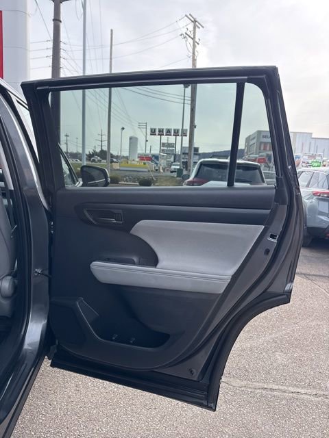 Used 2023 Toyota Highlander LE image 22
