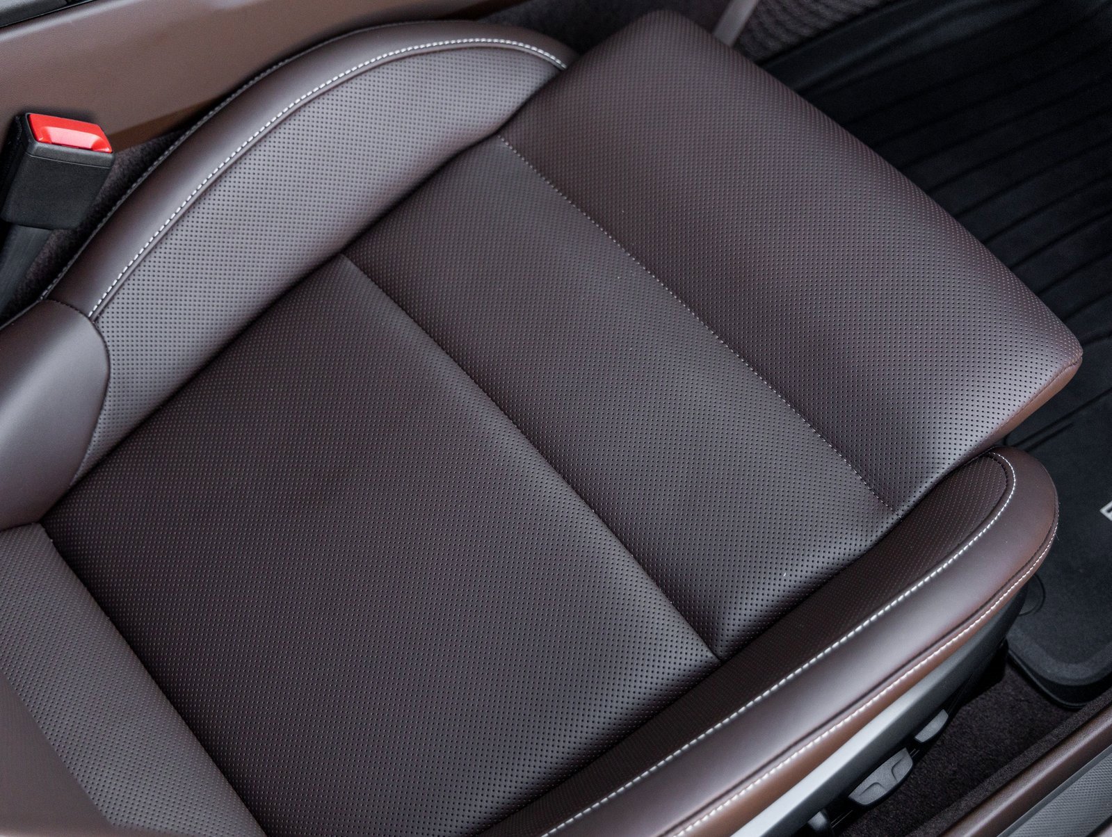 Certified 2024 Porsche 911 Turbo S w/ 911 Turbo Sportdesign Package image 34