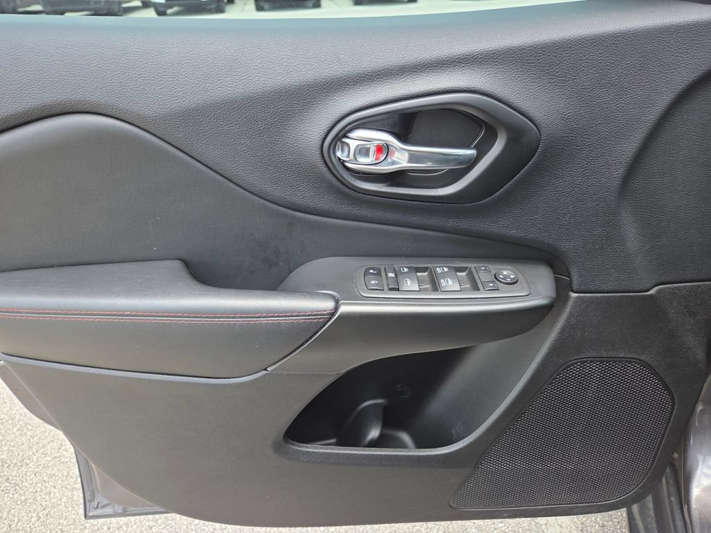 Used 2022 Jeep Cherokee Trailhawk AWD/4WD image 30
