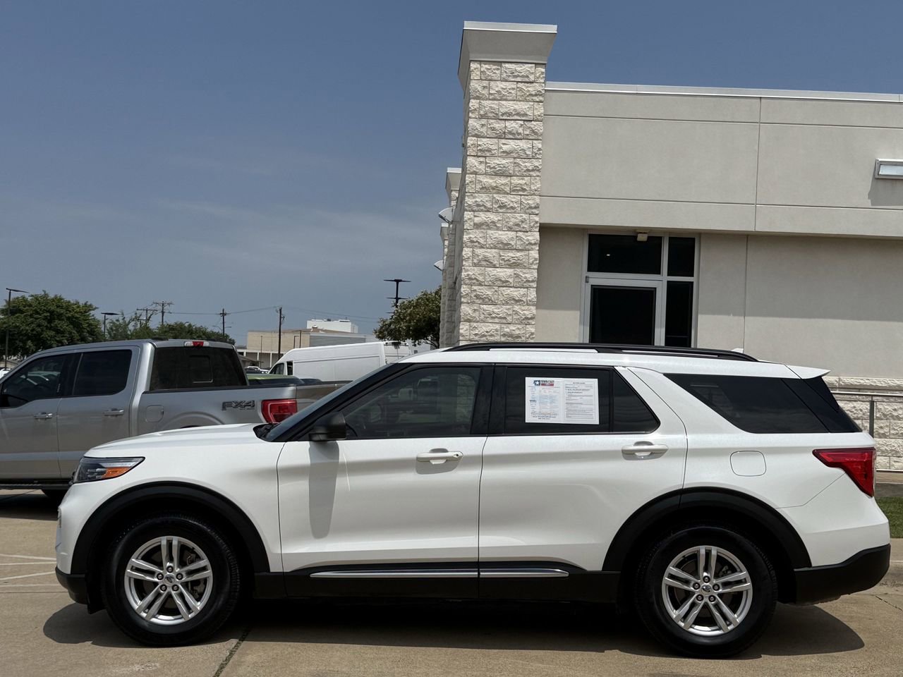 Certified 2020 Ford Explorer XLT RWD image 3