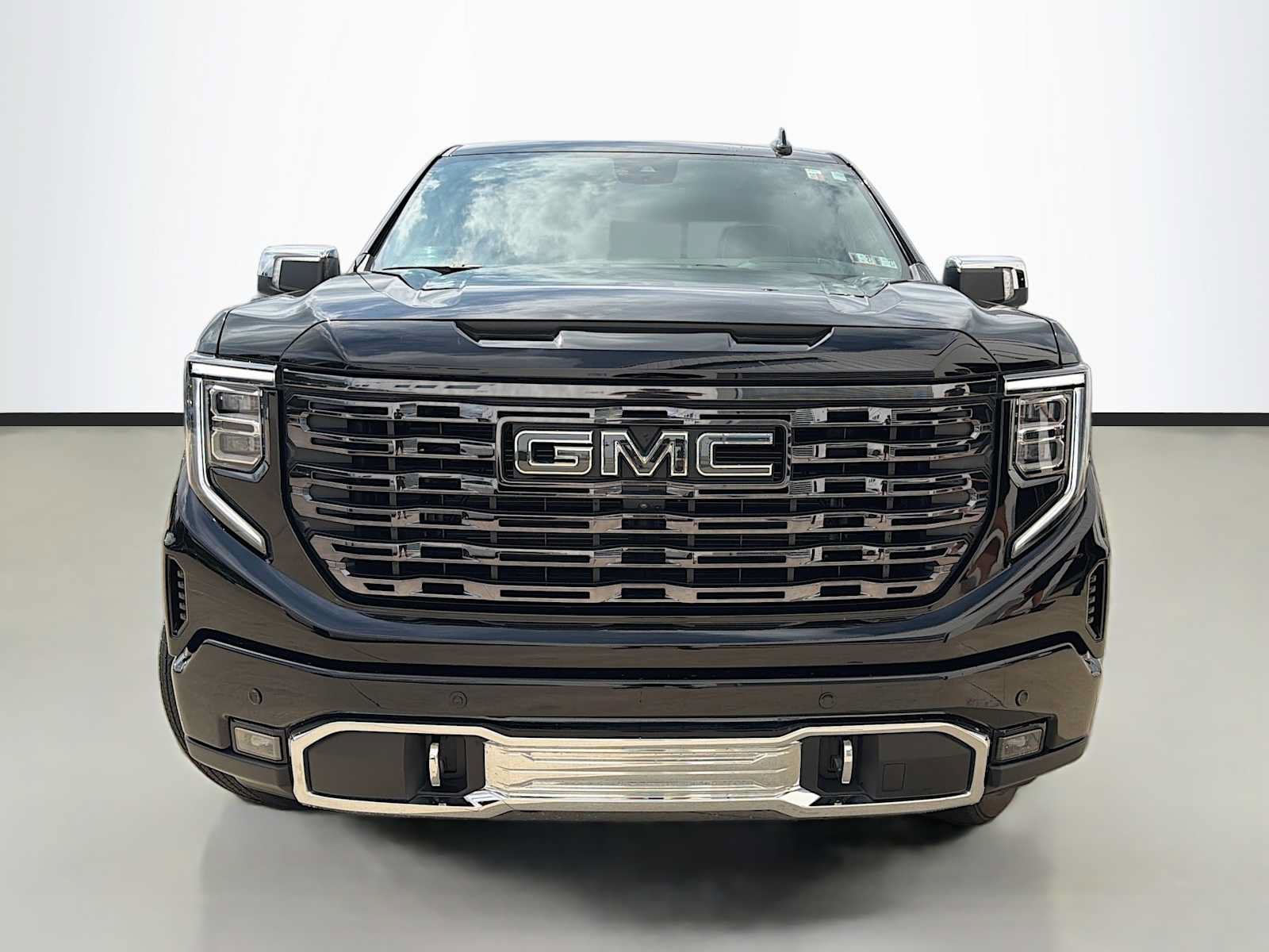 Used 2025 GMC Sierra 1500 Denali Ultimate AWD/4WD image 2