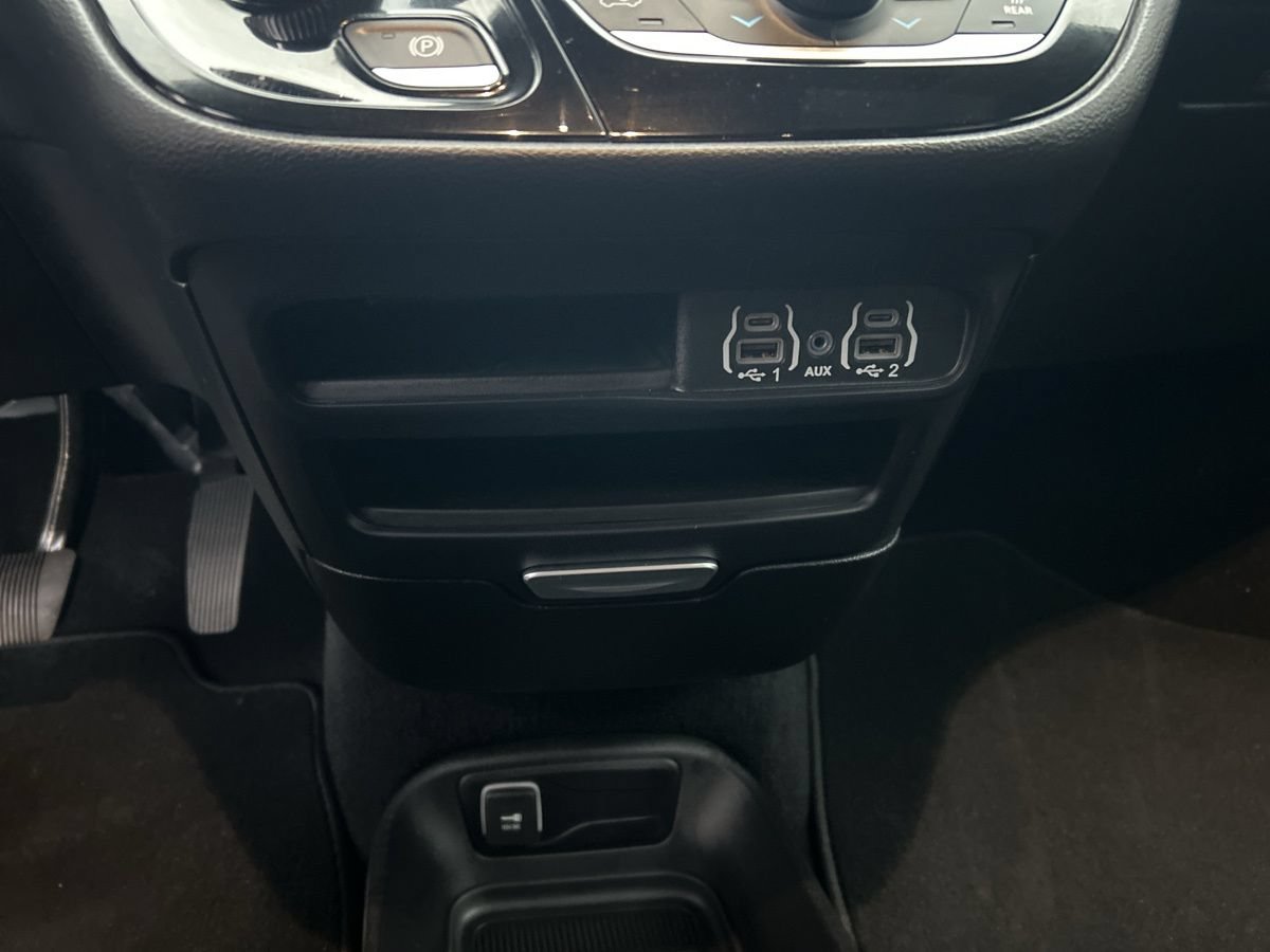 Used 2025 Chrysler Pacifica Select FWD image 25