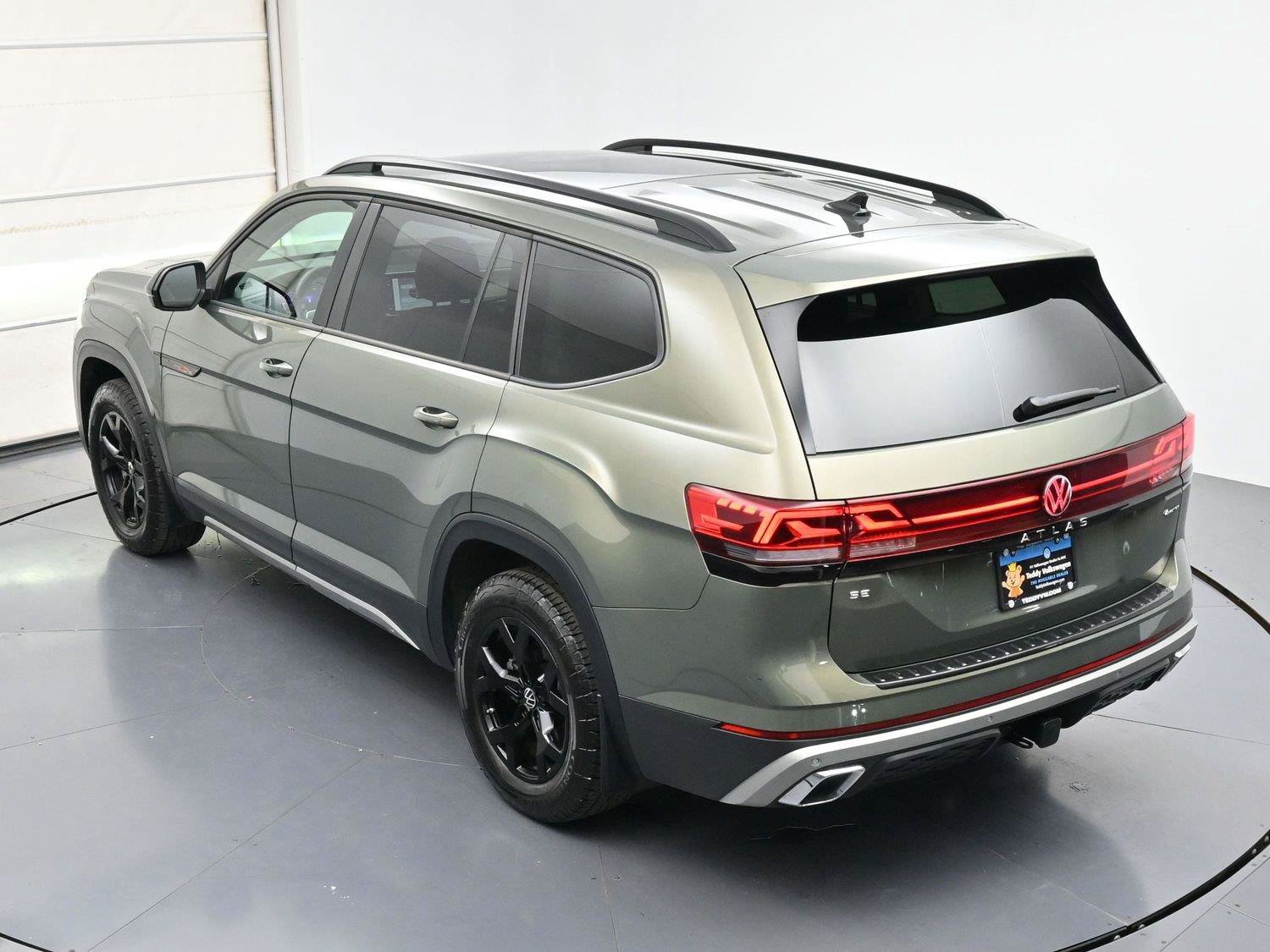 Used 2025 Volkswagen Atlas Peak Edition SE AWD/4WD image 38
