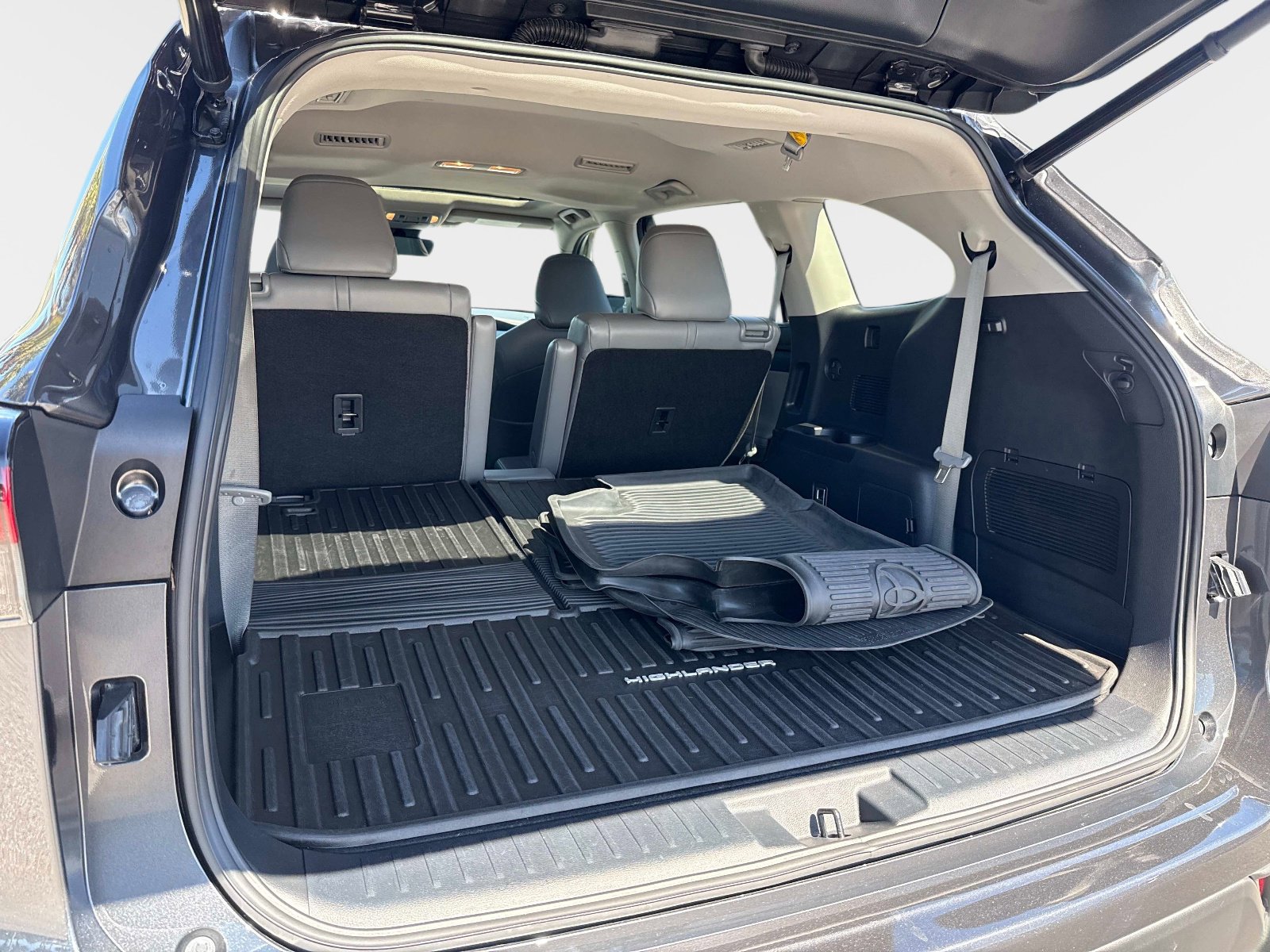 Used 2022 Toyota Highlander XLE image 11