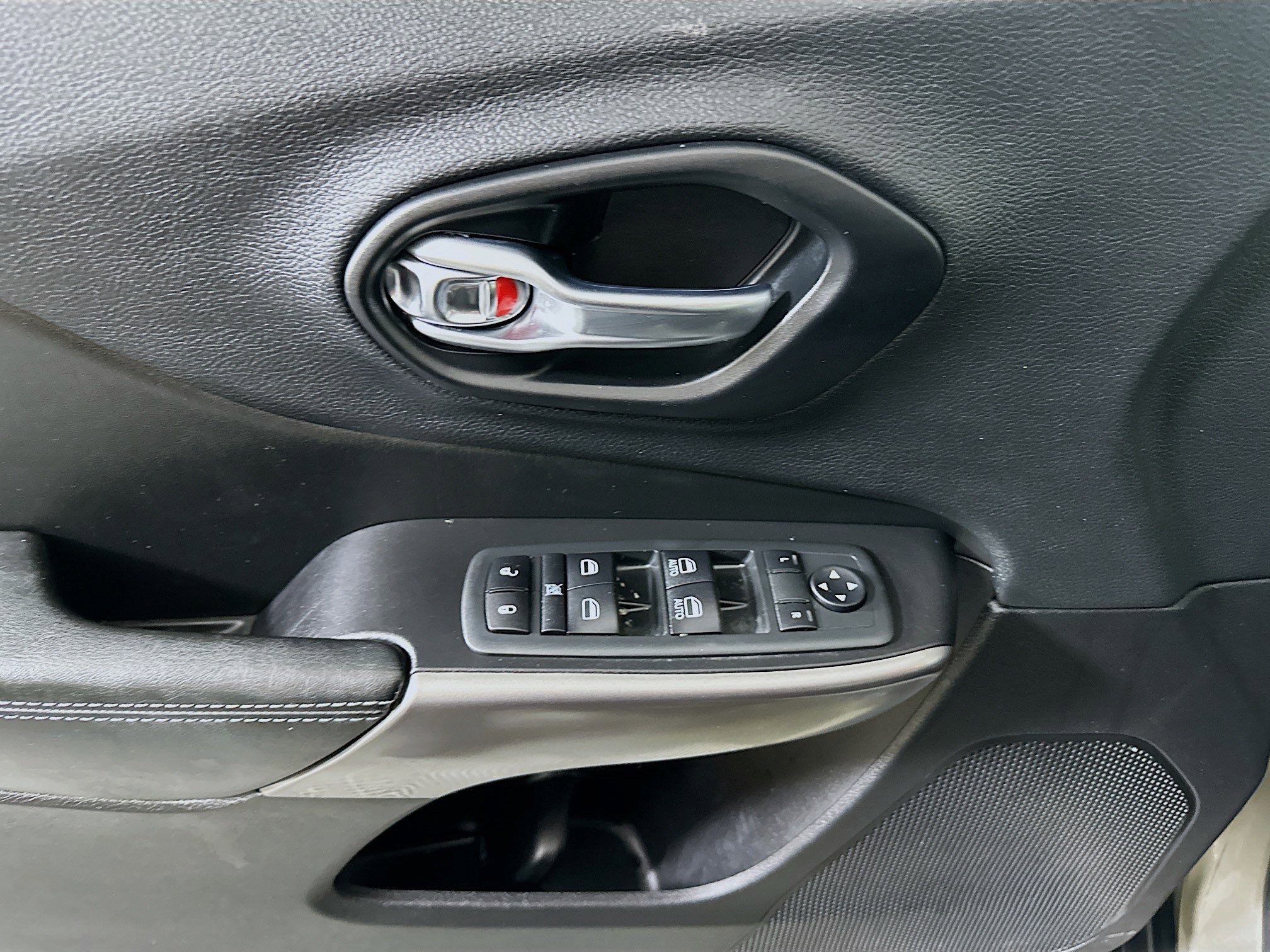 Used 2020 Jeep Cherokee Latitude Plus FWD image 15