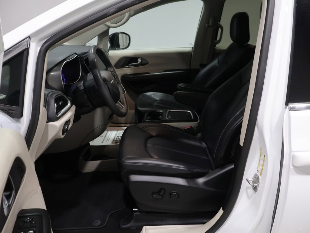 Certified 2024 Chrysler Pacifica Select image 12