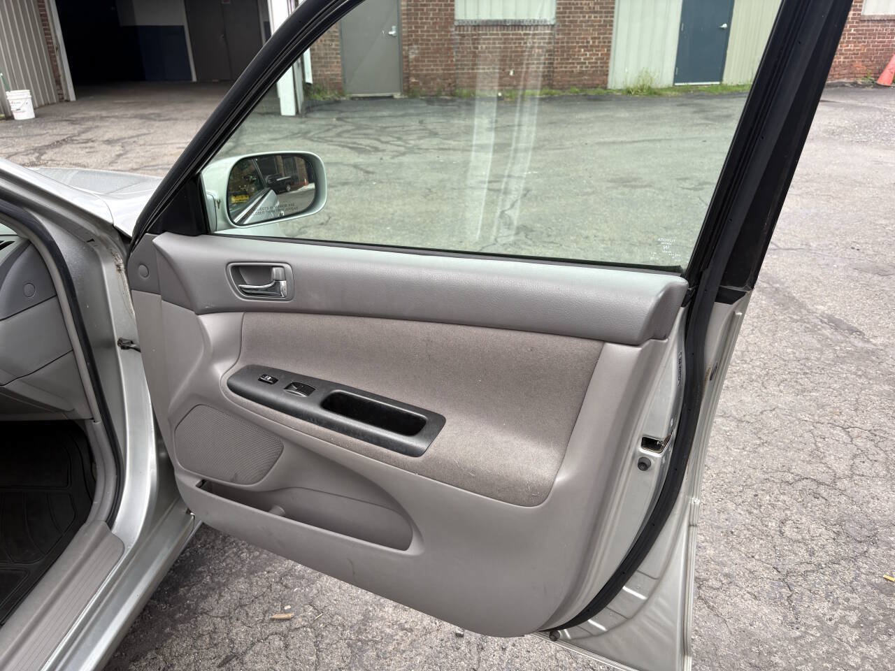 Used 2005 Toyota Camry LE FWD image 9