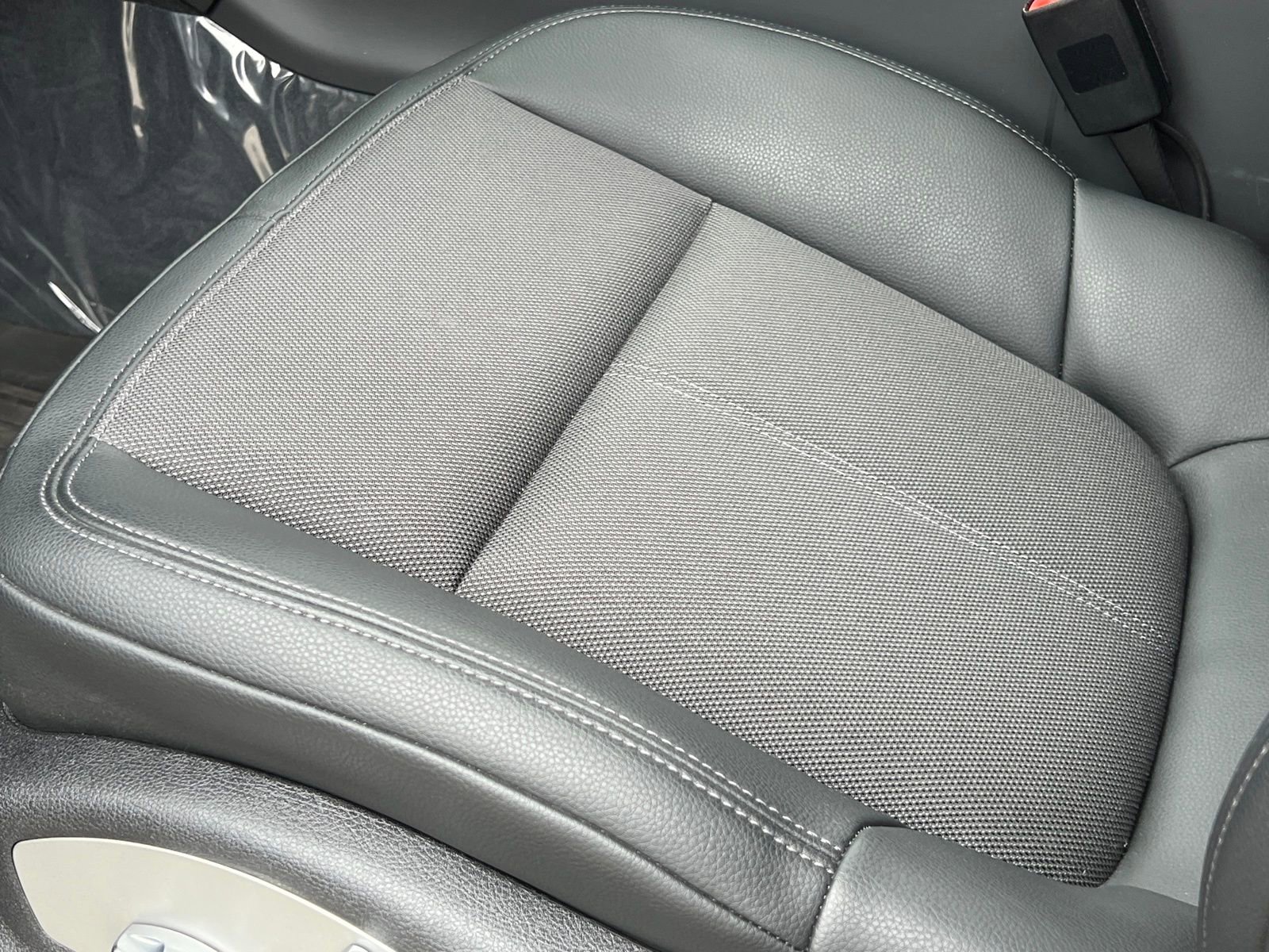 Certified 2025 Porsche Macan image 32