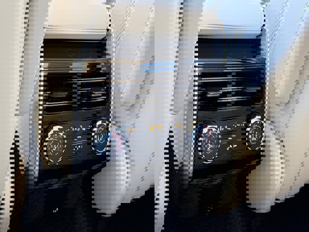 New 2026 Land Rover Range Rover SE image 35