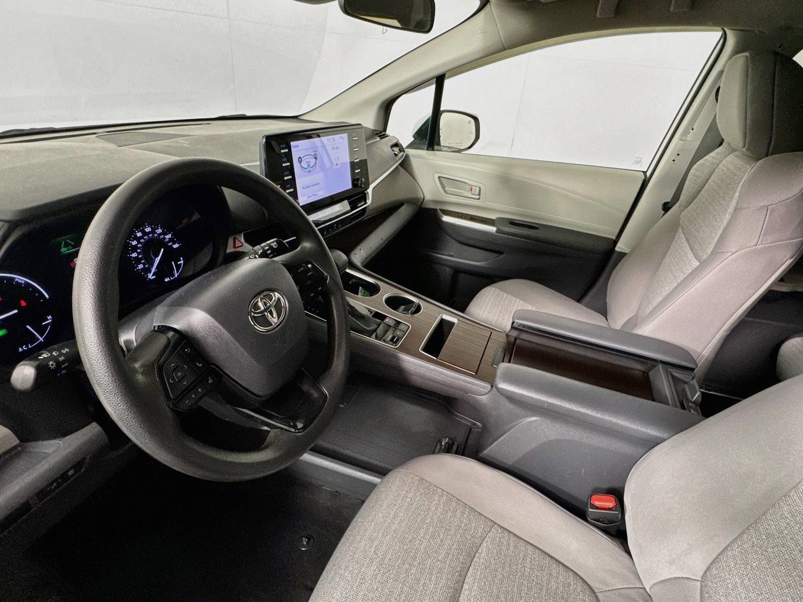 Used 2024 Toyota Sienna LE AWD/4WD image 8