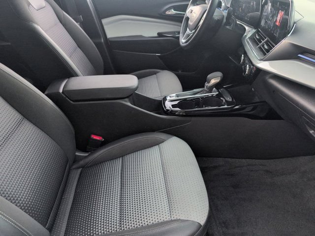 Used 2025 Chevrolet Trax LT w/ LT Convenience Package FWD image 30
