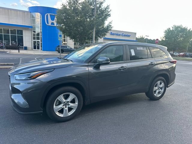 Used 2025 Toyota Highlander LE FWD image 2