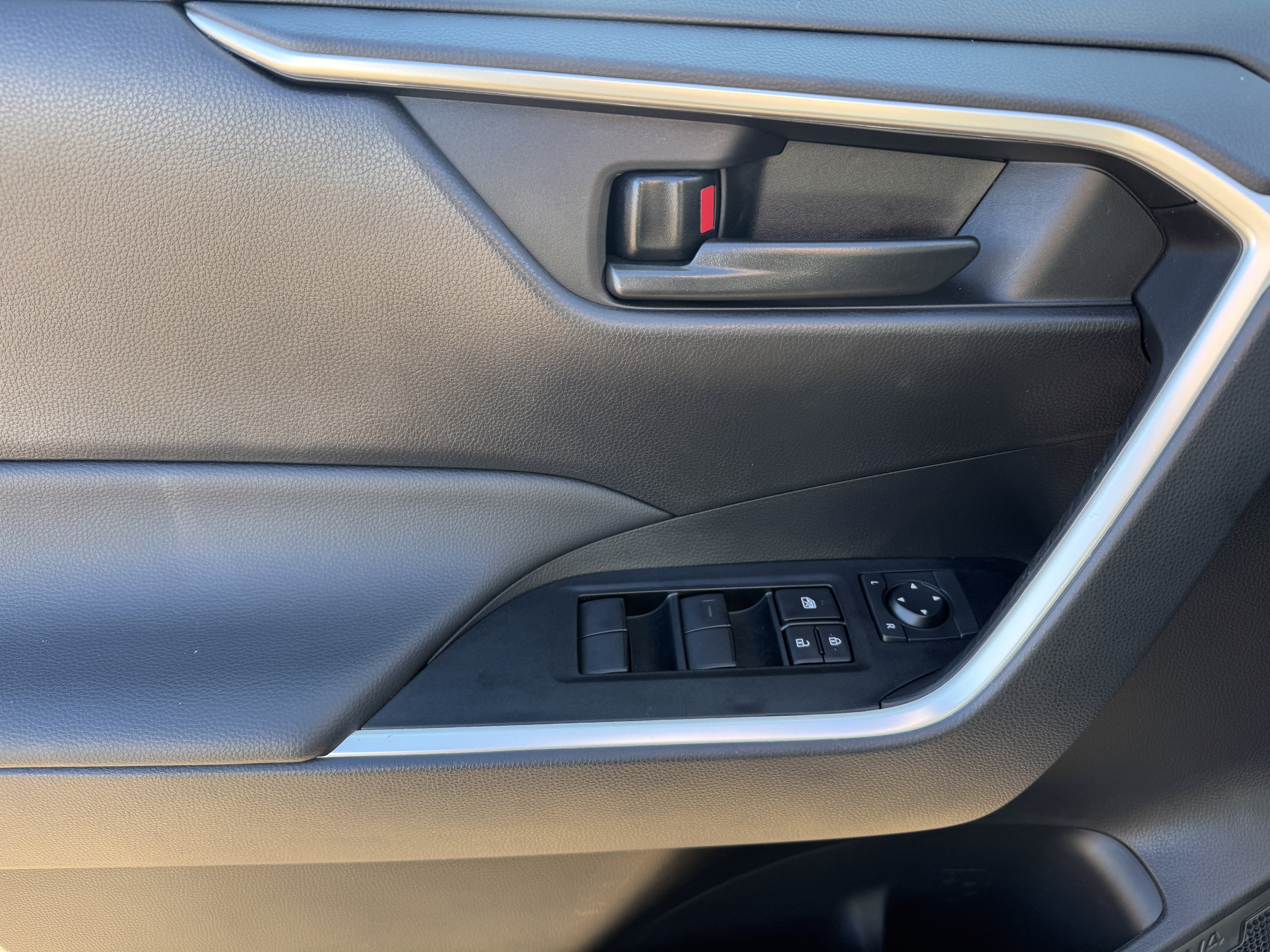 Certified 2025 Toyota RAV4 LE AWD/4WD image 9