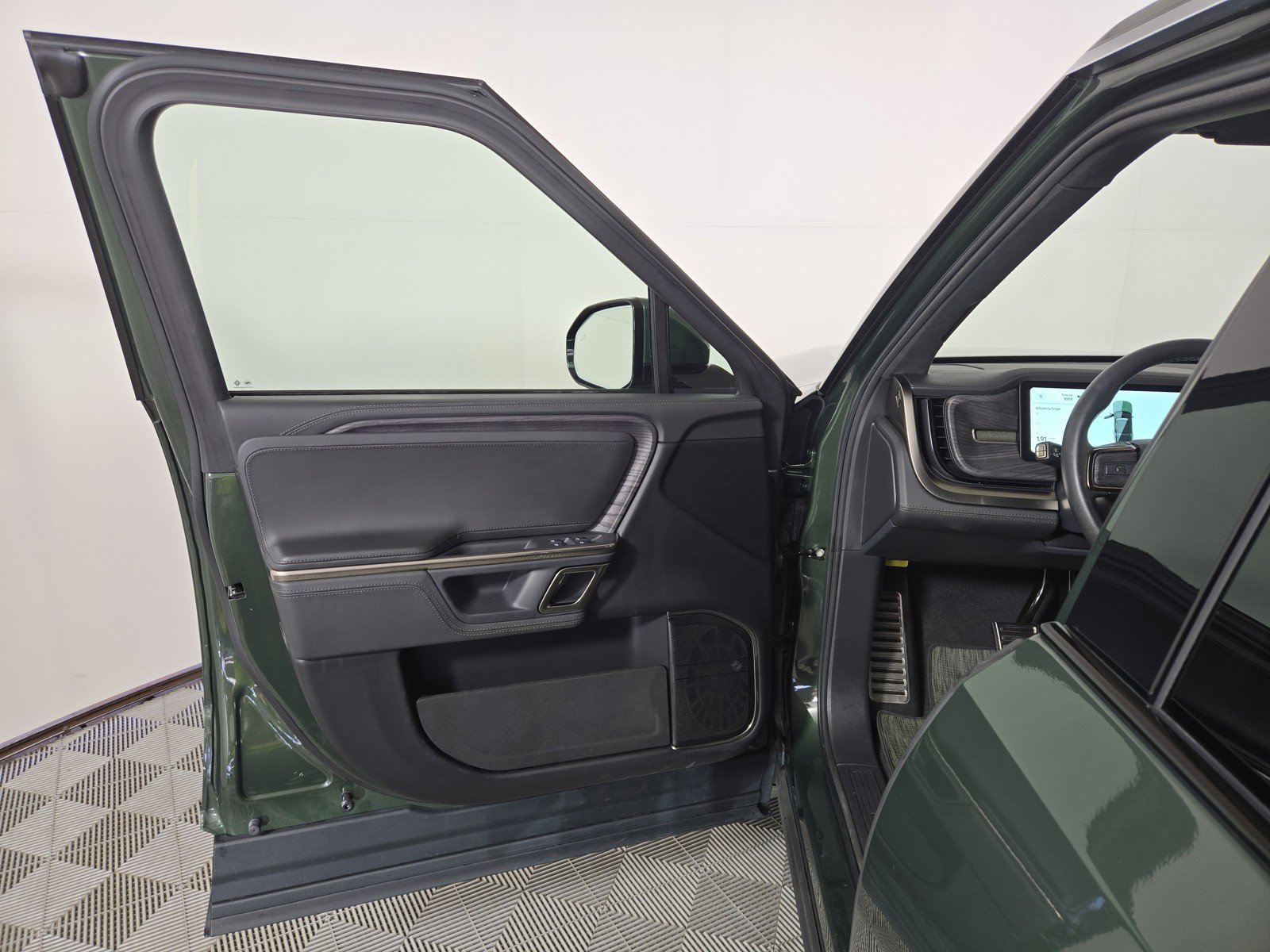 Used 2024 Rivian R1S Adventure AWD/4WD image 16