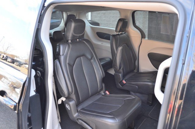 Used 2024 Chrysler Pacifica Touring-L image 33