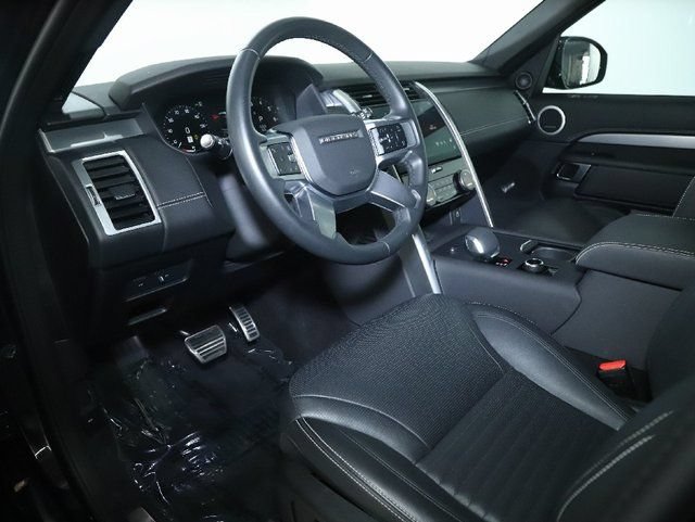 Used 2025 Land Rover Discovery Dynamic SE AWD/4WD image 16