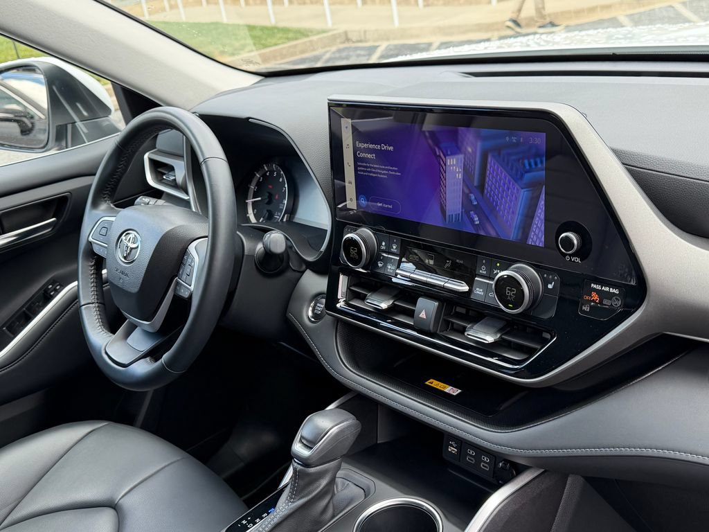 Used 2023 Toyota Highlander XLE FWD image 13