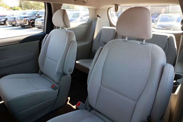 Used 2018 Kia Sedona L image 8