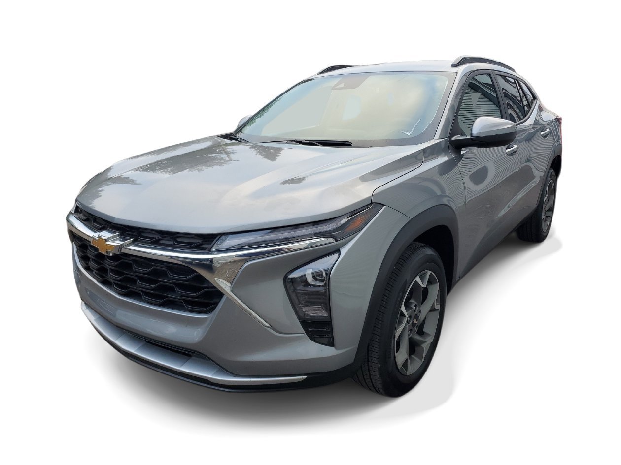 Used 2025 Chevrolet Trax LT FWD image 2