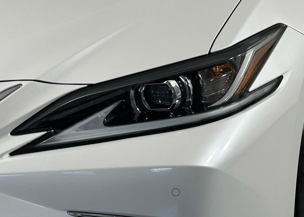 Used 2022 Lexus ES 300h w/ Luxury Package FWD image 3