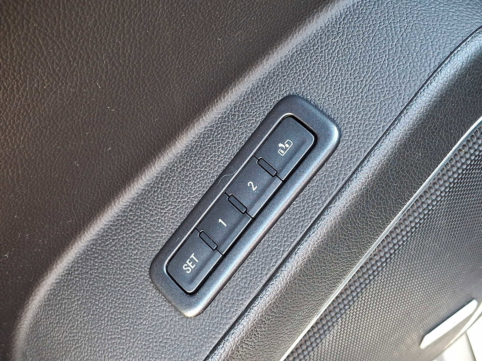 Used 2015 Chevrolet Suburban LT image 25