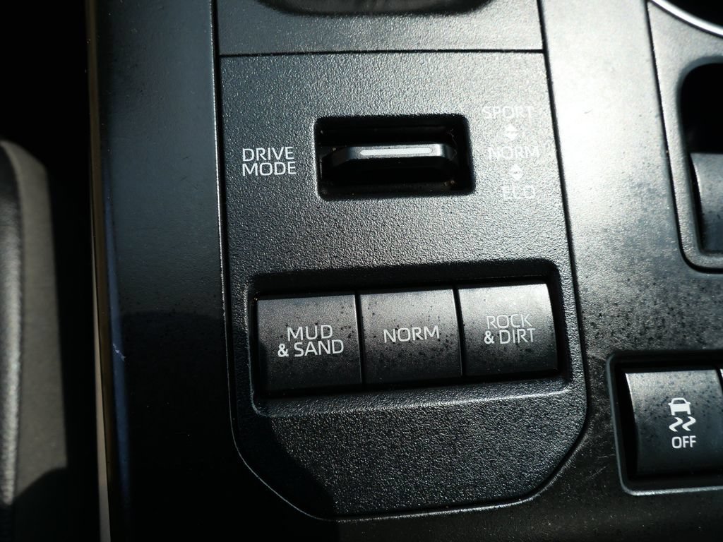 Used 2022 Toyota Highlander XLE AWD/4WD image 24