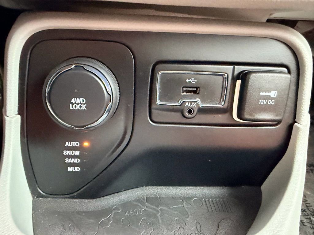 Used 2016 Jeep Renegade Limited image 26