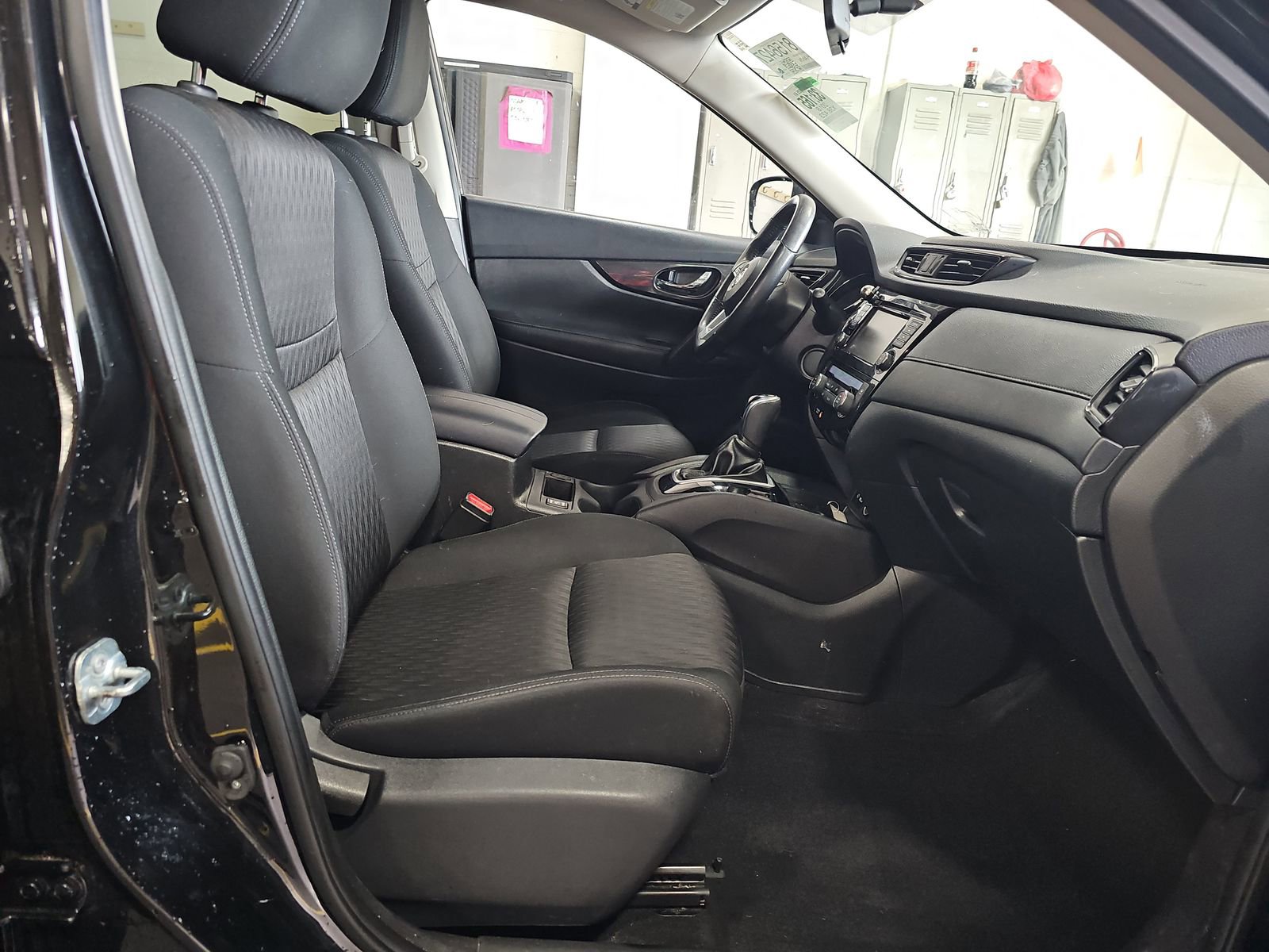 Used 2018 Nissan Rogue SV image 15