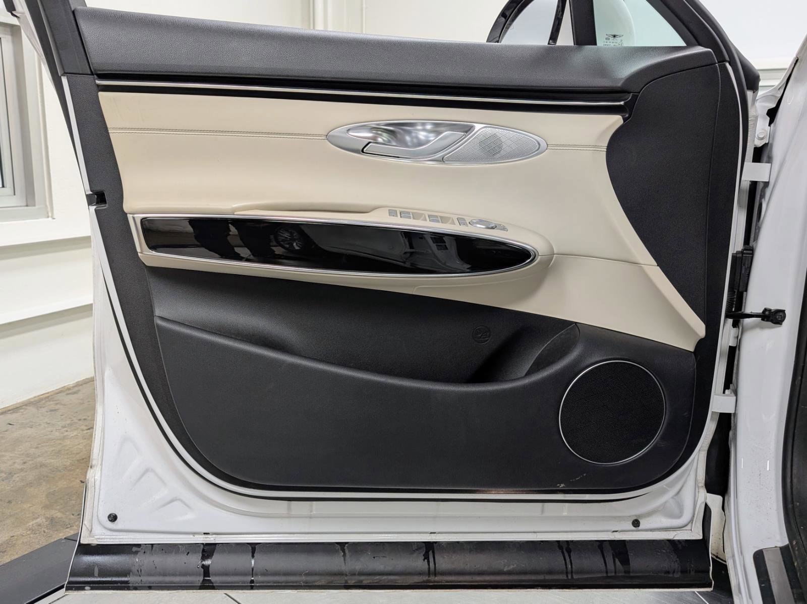 Used 2023 Genesis GV70 2.5T w/ Cargo Package image 13