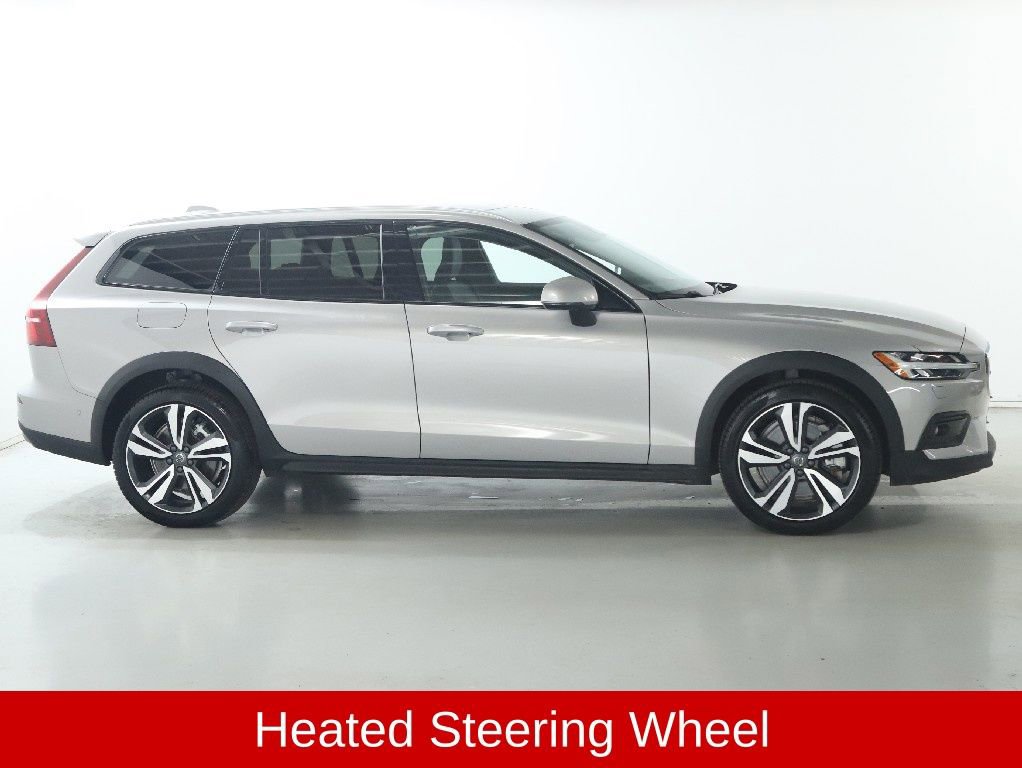 Used 2025 Volvo V60 B5 Cross Country Plus image 12