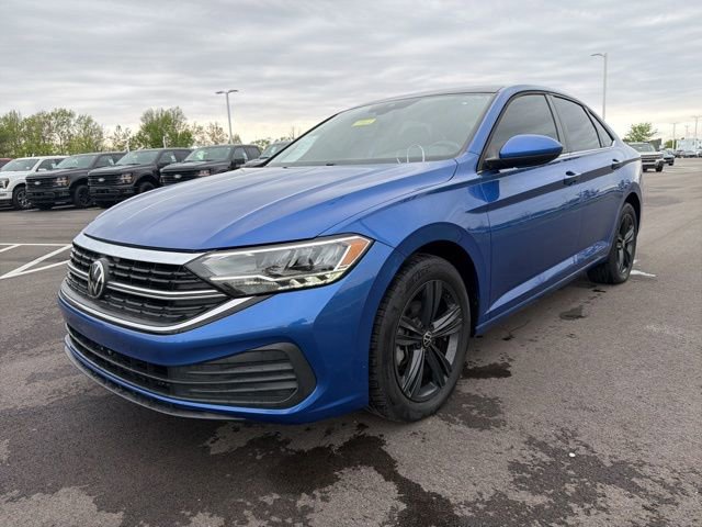 Used 2024 Volkswagen Jetta SE FWD image 2
