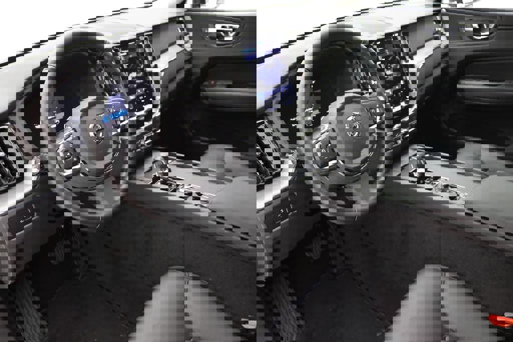 Used 2025 Volvo XC60 B5 Core image 15