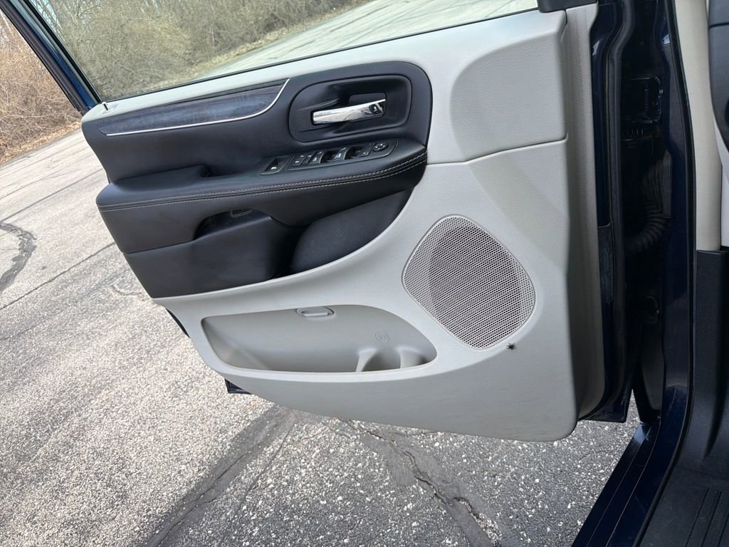 Used 2016 Chrysler Town & Country Touring image 11