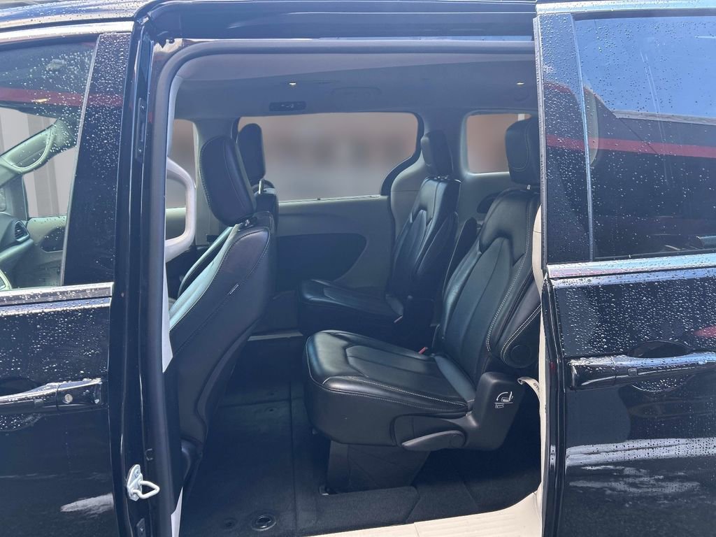 Used 2024 Chrysler Pacifica Touring-L image 12