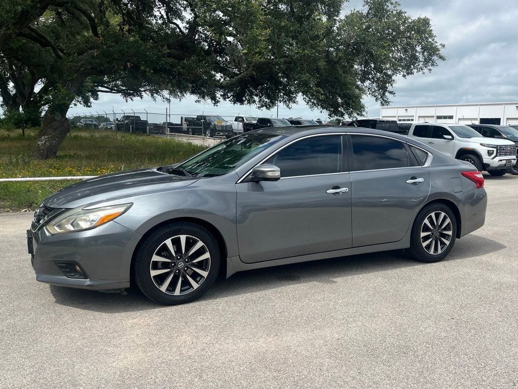 Used 2017 Nissan Altima 2.5 SL w/ Moonroof Package FWD image 1